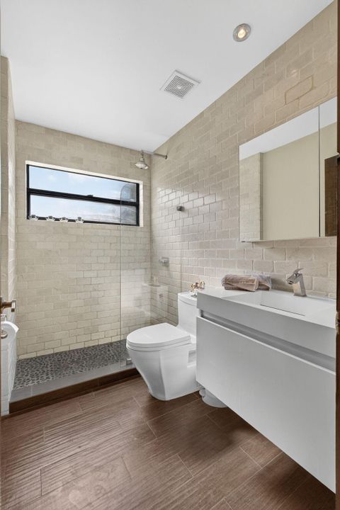 Под контрактом: $1,350,000 (3 спален, 2 ванн, 2240 Квадратных фут)