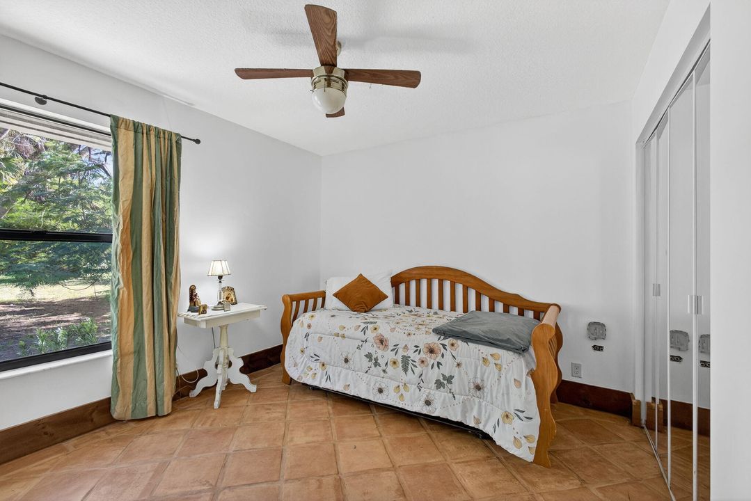 Под контрактом: $1,350,000 (3 спален, 2 ванн, 2240 Квадратных фут)