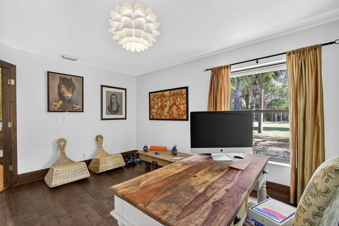 Под контрактом: $1,350,000 (3 спален, 2 ванн, 2240 Квадратных фут)