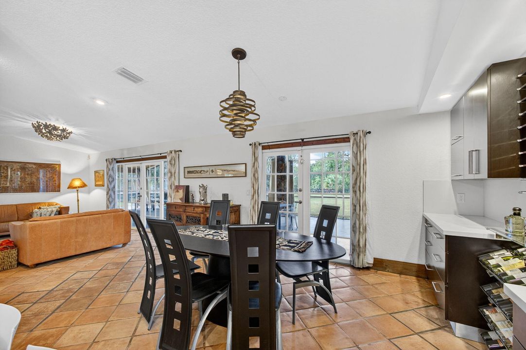 Под контрактом: $1,350,000 (3 спален, 2 ванн, 2240 Квадратных фут)