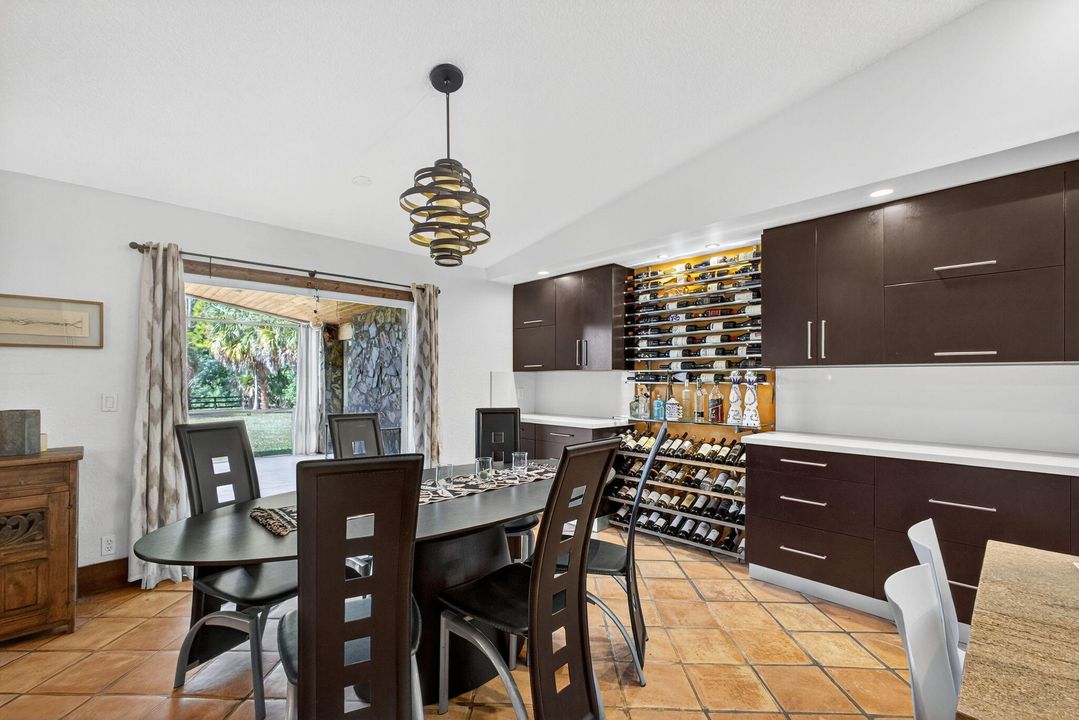 Под контрактом: $1,350,000 (3 спален, 2 ванн, 2240 Квадратных фут)