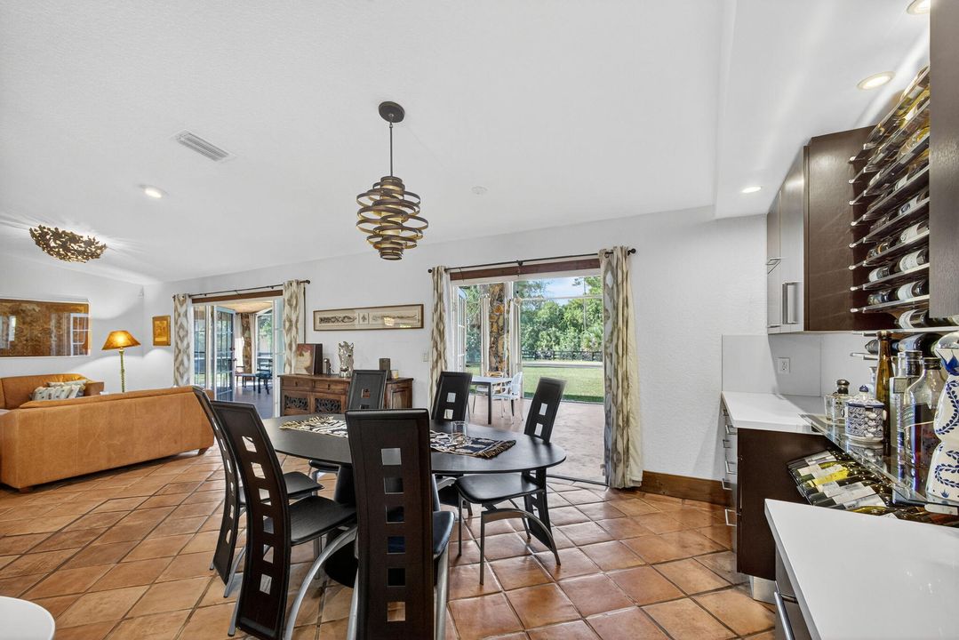 Под контрактом: $1,350,000 (3 спален, 2 ванн, 2240 Квадратных фут)