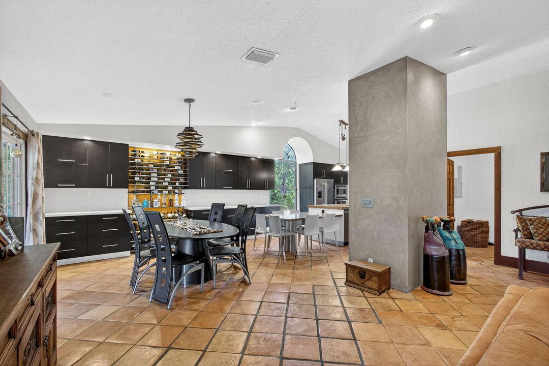 Под контрактом: $1,350,000 (3 спален, 2 ванн, 2240 Квадратных фут)