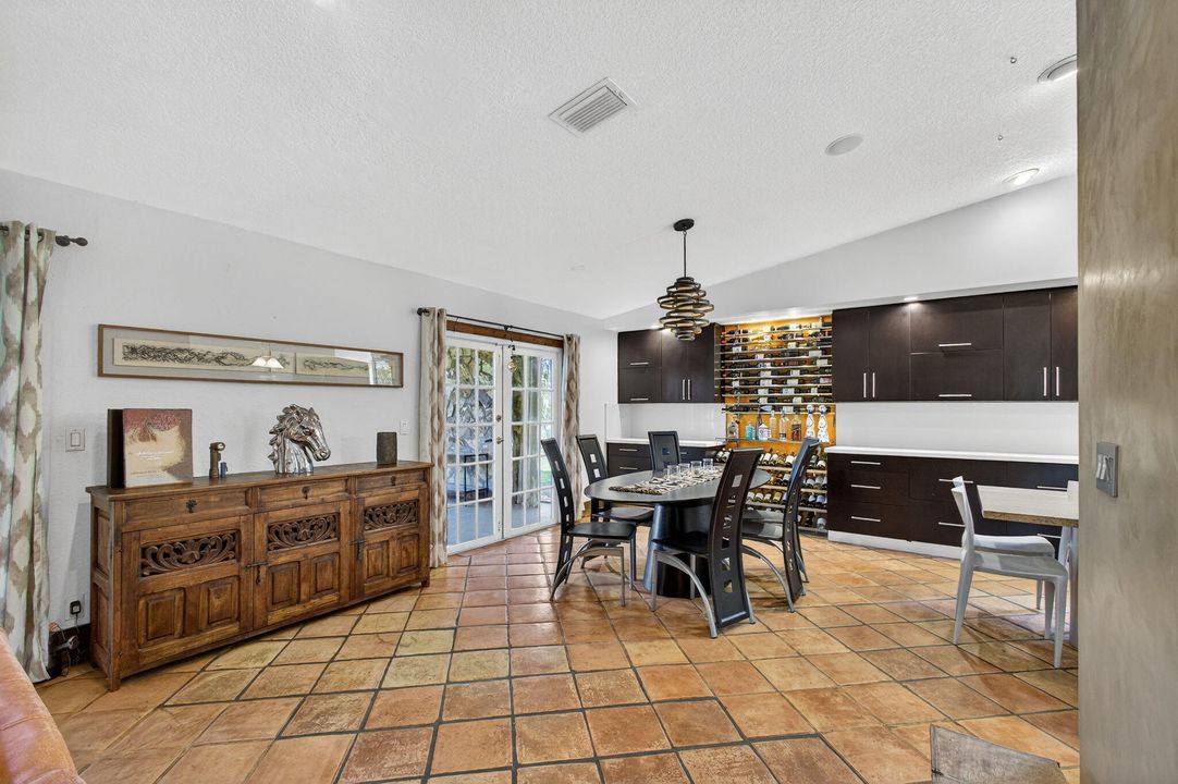 Под контрактом: $1,350,000 (3 спален, 2 ванн, 2240 Квадратных фут)