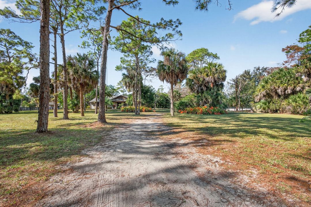 Под контрактом: $1,350,000 (3 спален, 2 ванн, 2240 Квадратных фут)