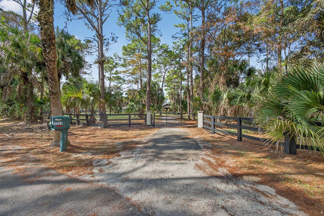 Под контрактом: $1,350,000 (3 спален, 2 ванн, 2240 Квадратных фут)