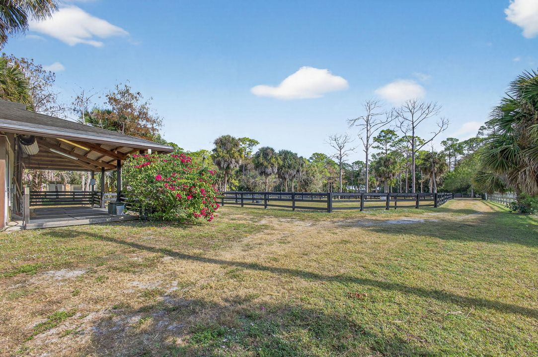 Под контрактом: $1,350,000 (3 спален, 2 ванн, 2240 Квадратных фут)