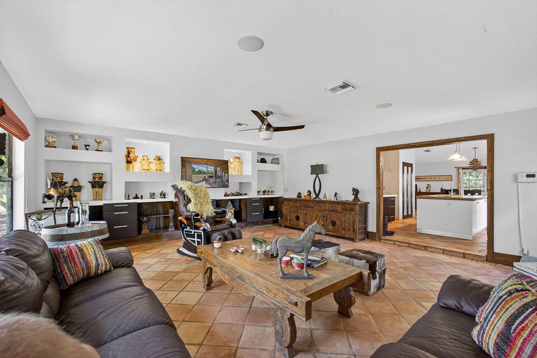 Под контрактом: $1,350,000 (3 спален, 2 ванн, 2240 Квадратных фут)