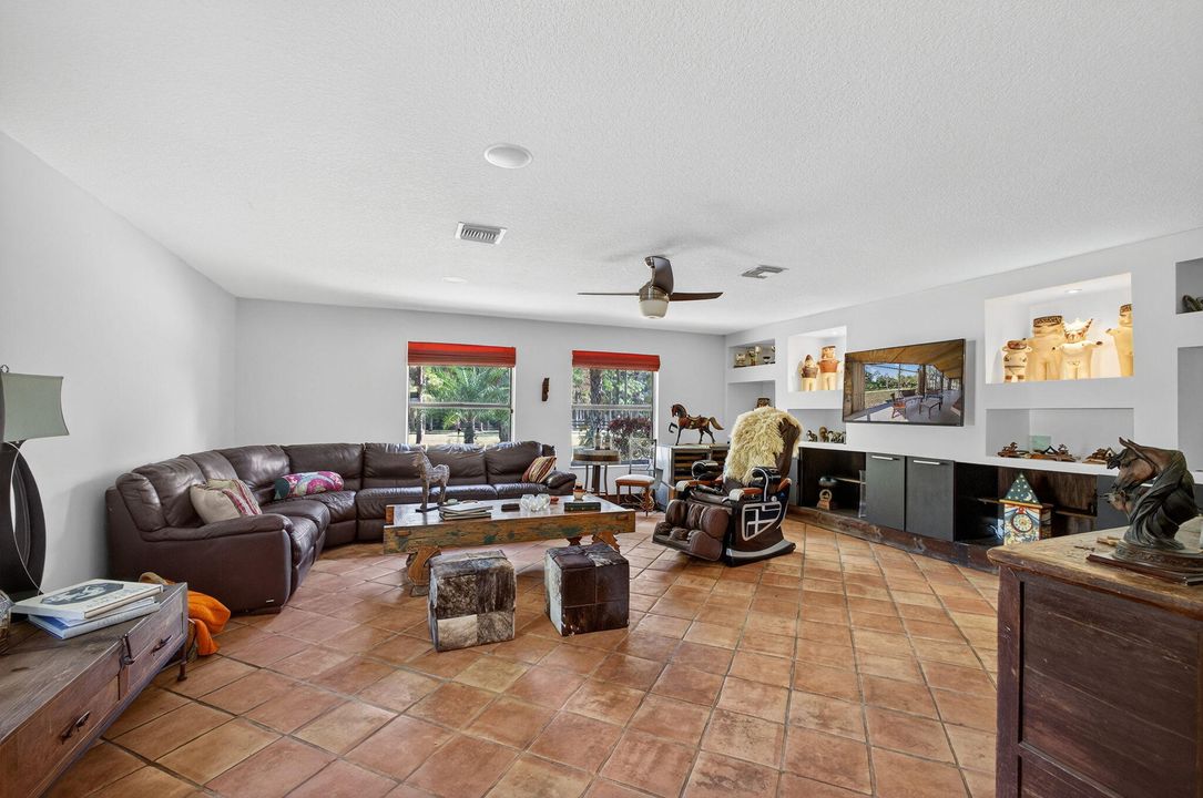 Под контрактом: $1,350,000 (3 спален, 2 ванн, 2240 Квадратных фут)