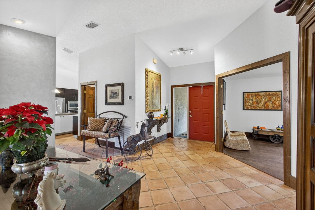 Под контрактом: $1,350,000 (3 спален, 2 ванн, 2240 Квадратных фут)