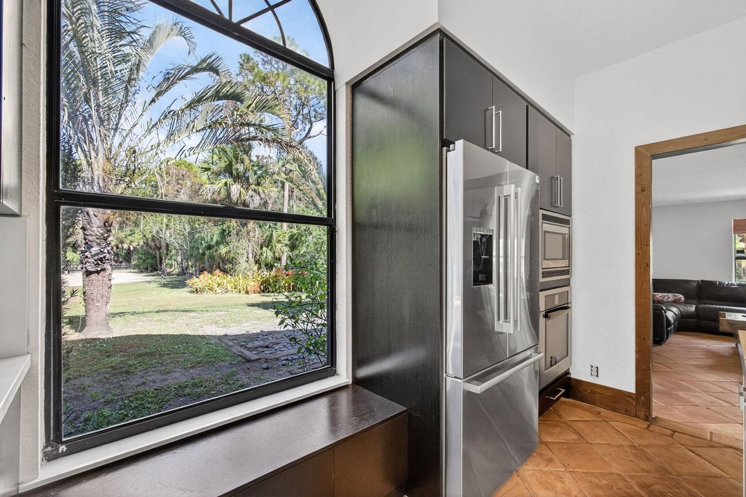 Под контрактом: $1,350,000 (3 спален, 2 ванн, 2240 Квадратных фут)