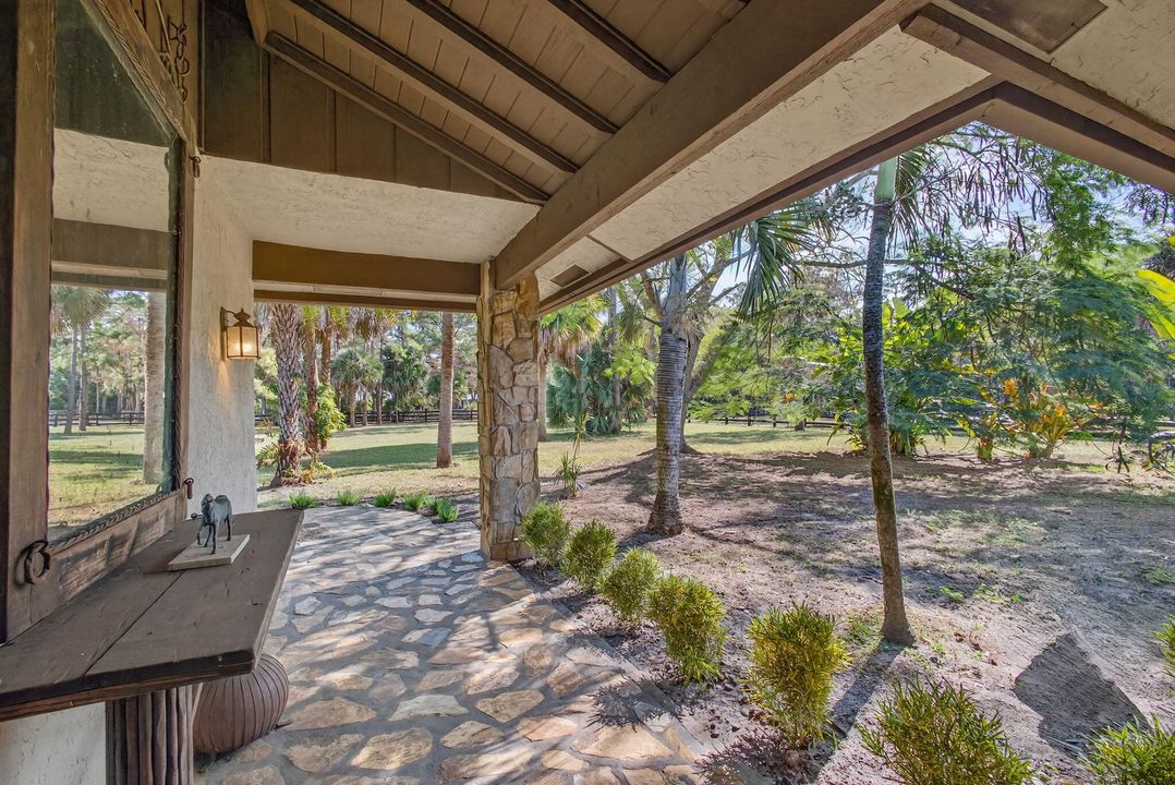 Под контрактом: $1,350,000 (3 спален, 2 ванн, 2240 Квадратных фут)