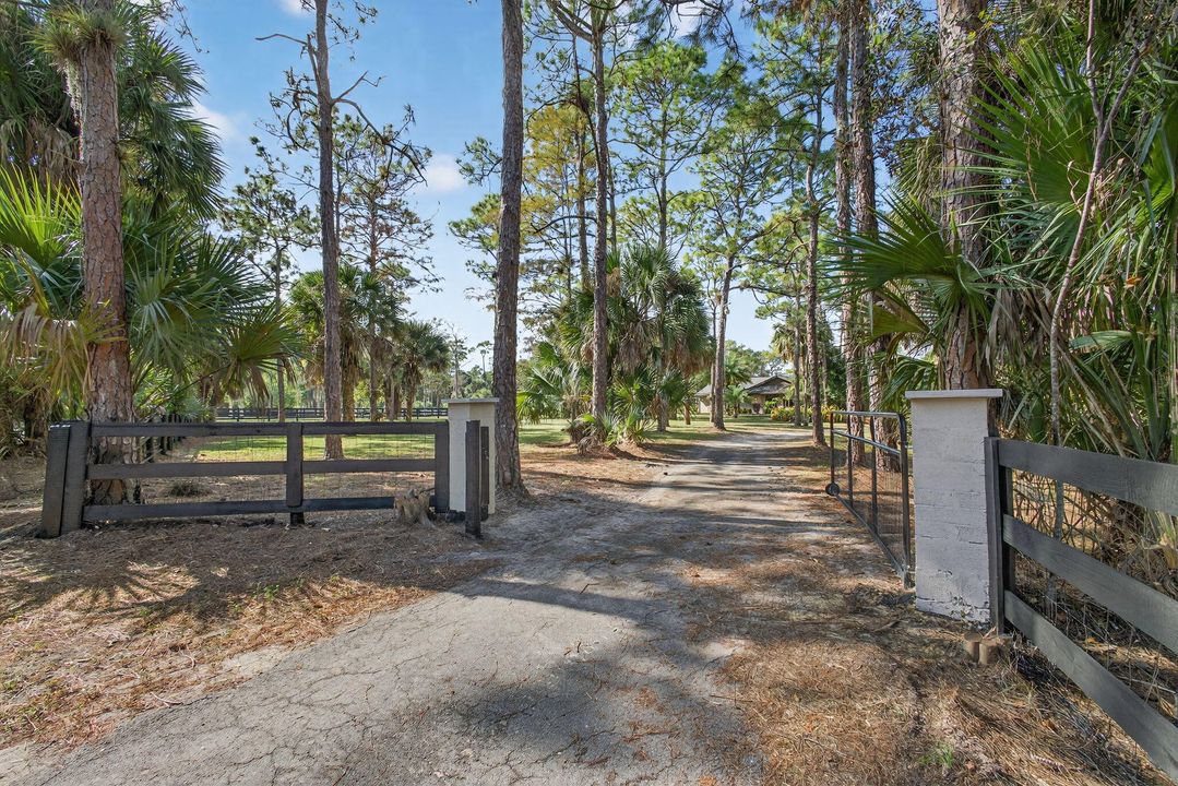 Под контрактом: $1,350,000 (3 спален, 2 ванн, 2240 Квадратных фут)