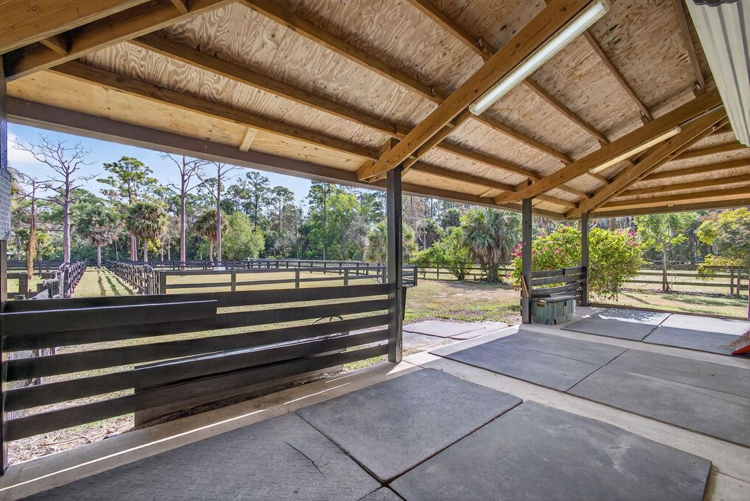 Под контрактом: $1,350,000 (3 спален, 2 ванн, 2240 Квадратных фут)