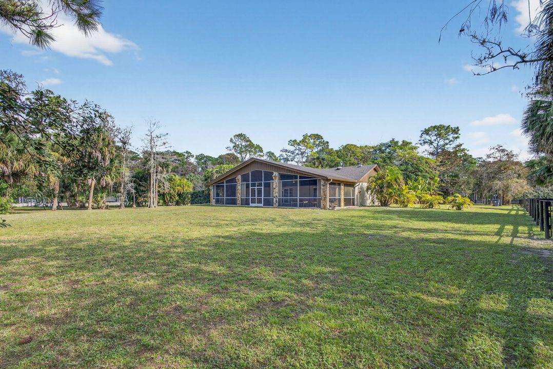 Под контрактом: $1,350,000 (3 спален, 2 ванн, 2240 Квадратных фут)