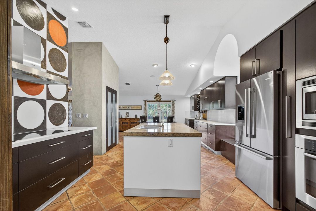 Под контрактом: $1,350,000 (3 спален, 2 ванн, 2240 Квадратных фут)