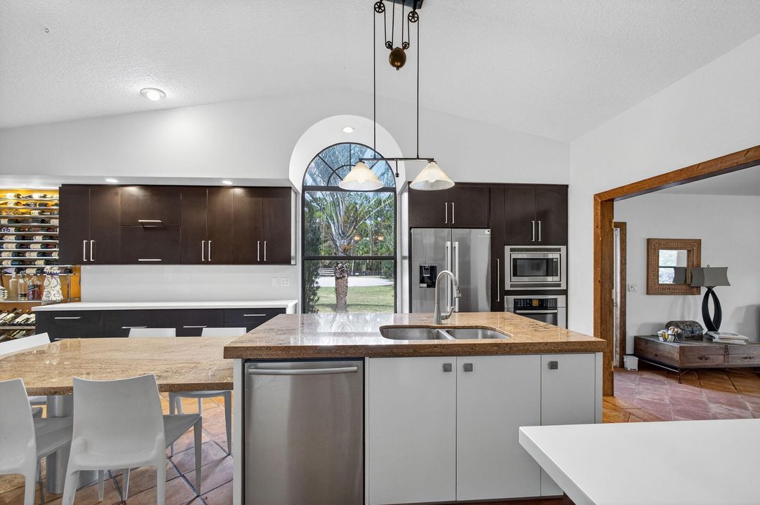 Под контрактом: $1,350,000 (3 спален, 2 ванн, 2240 Квадратных фут)