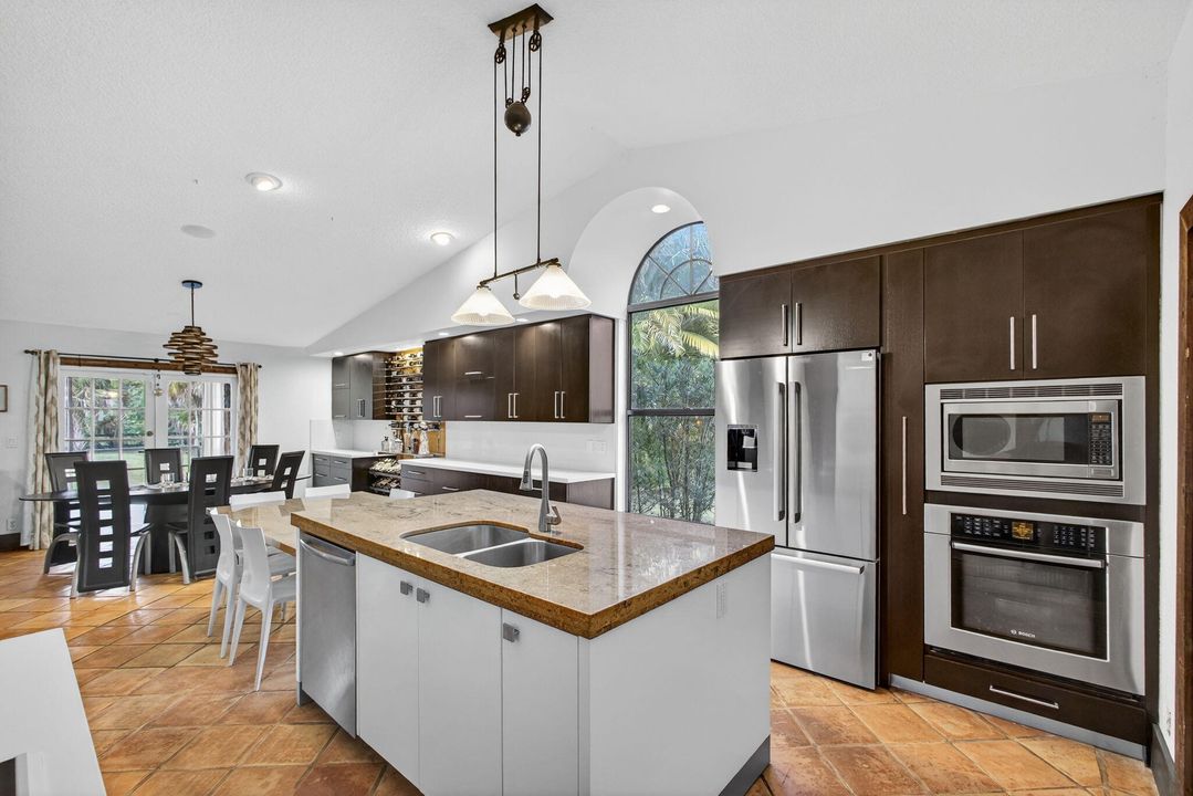 Под контрактом: $1,350,000 (3 спален, 2 ванн, 2240 Квадратных фут)