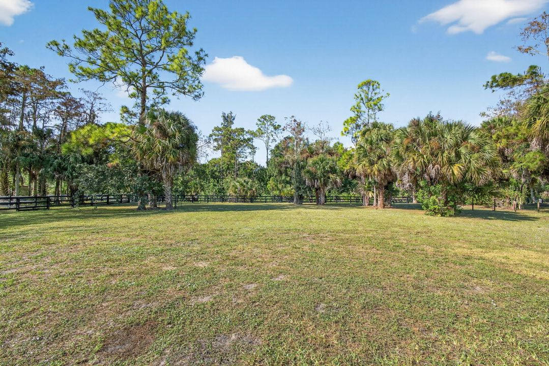 Под контрактом: $1,350,000 (3 спален, 2 ванн, 2240 Квадратных фут)