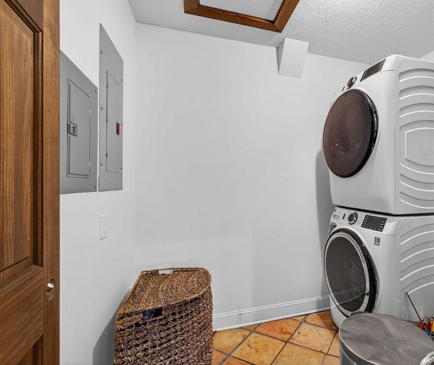 Под контрактом: $1,350,000 (3 спален, 2 ванн, 2240 Квадратных фут)