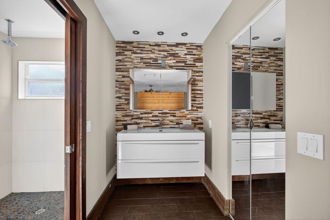 Под контрактом: $1,350,000 (3 спален, 2 ванн, 2240 Квадратных фут)