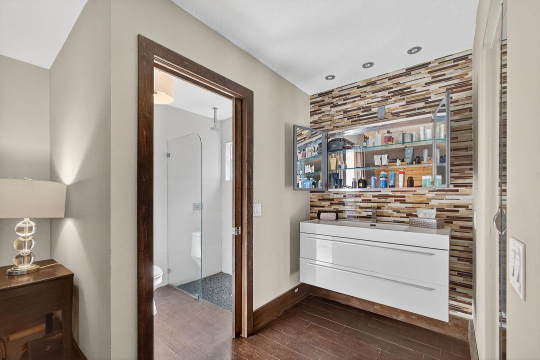 Под контрактом: $1,350,000 (3 спален, 2 ванн, 2240 Квадратных фут)