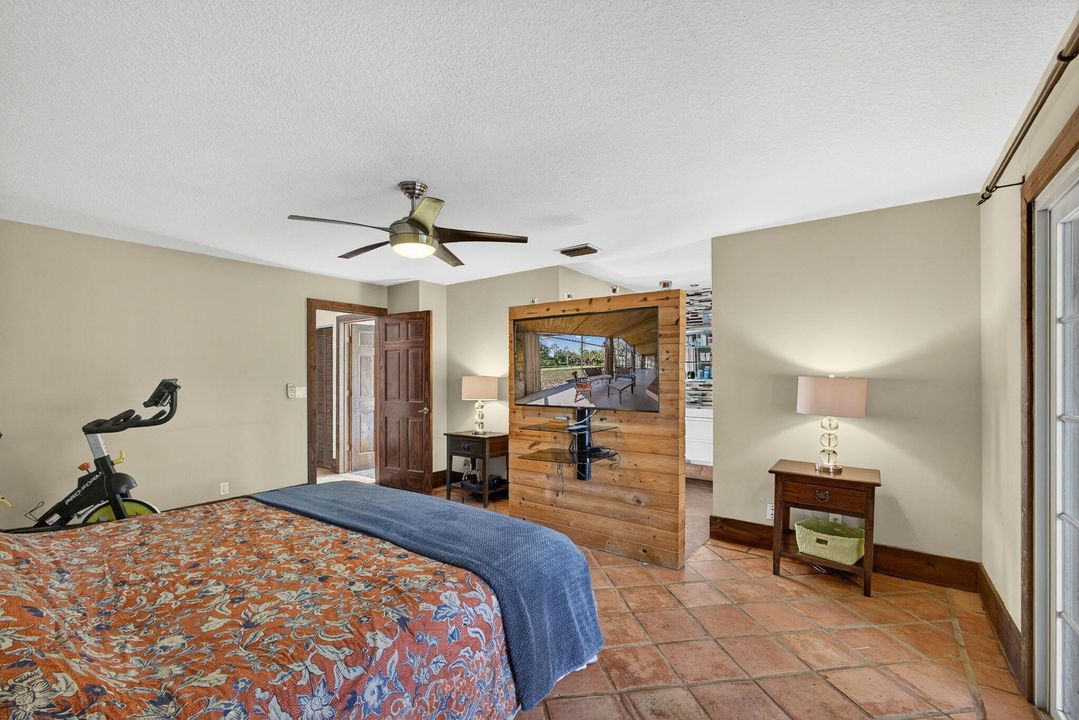 Под контрактом: $1,350,000 (3 спален, 2 ванн, 2240 Квадратных фут)