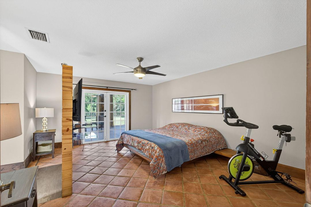 Под контрактом: $1,350,000 (3 спален, 2 ванн, 2240 Квадратных фут)