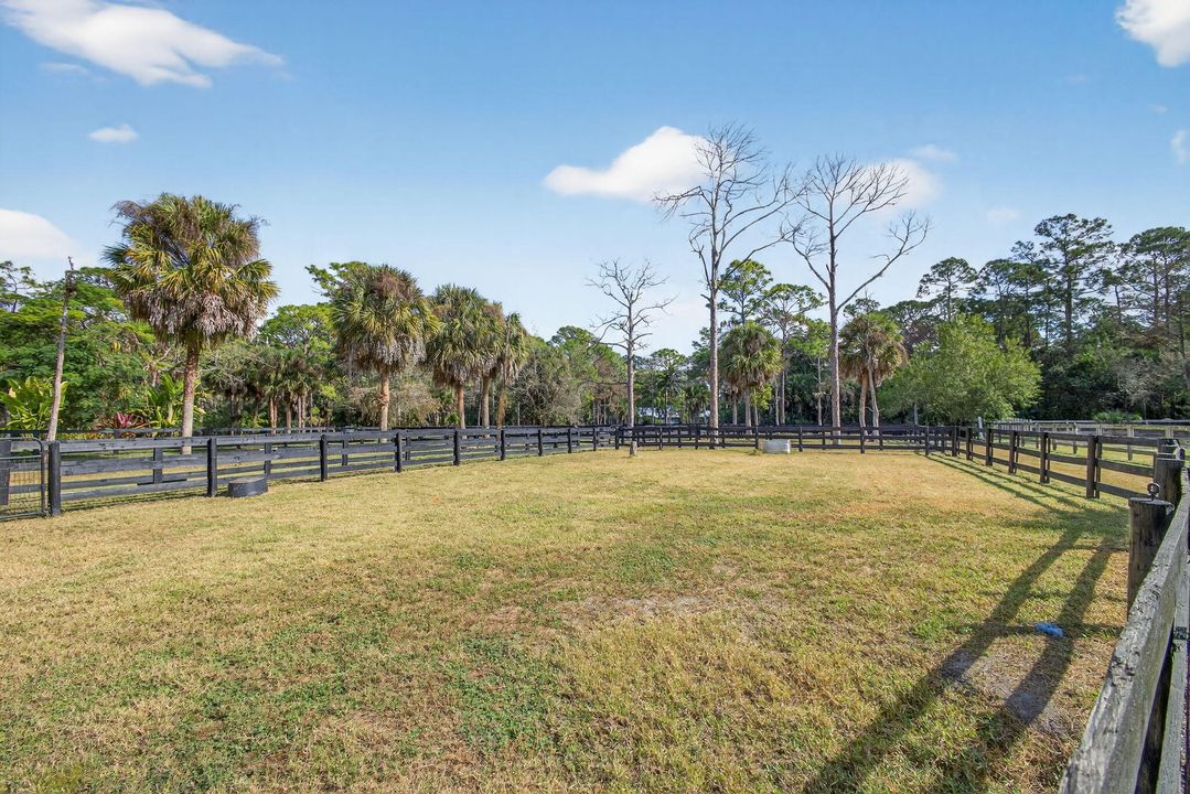 Под контрактом: $1,350,000 (3 спален, 2 ванн, 2240 Квадратных фут)