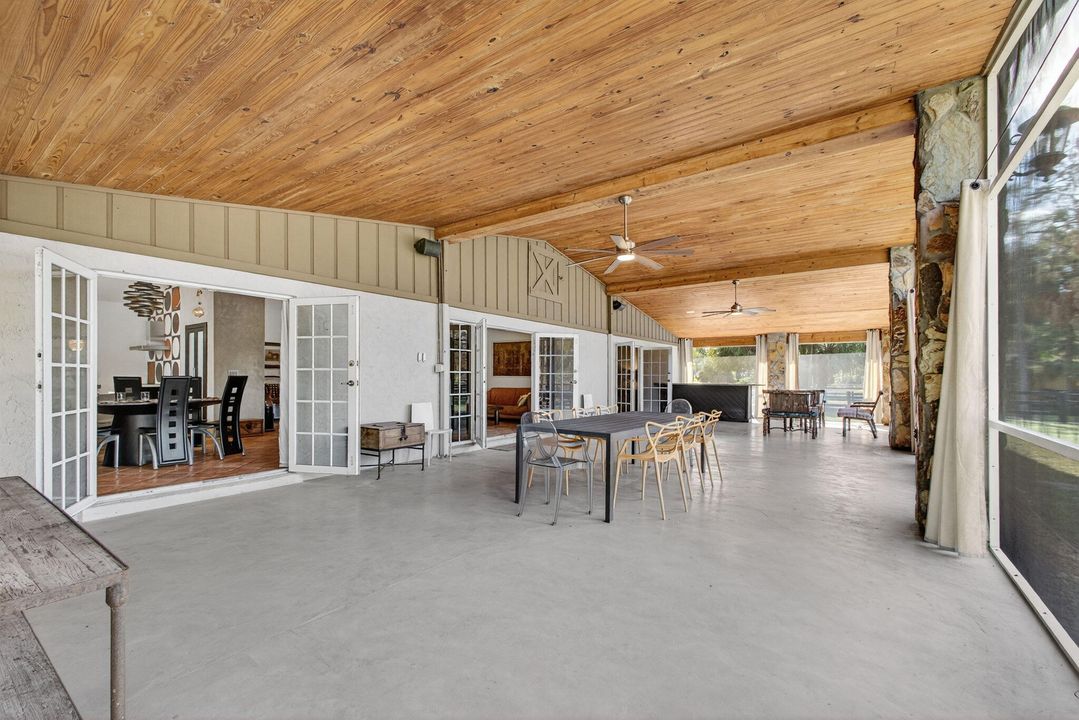 Под контрактом: $1,350,000 (3 спален, 2 ванн, 2240 Квадратных фут)