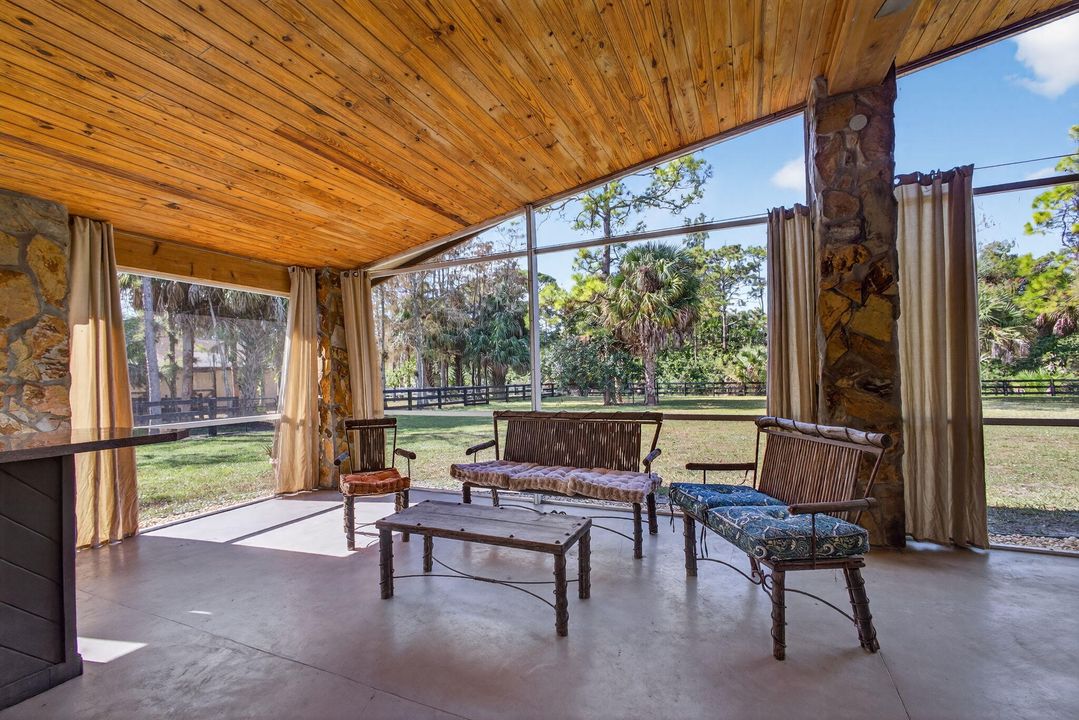 Под контрактом: $1,350,000 (3 спален, 2 ванн, 2240 Квадратных фут)