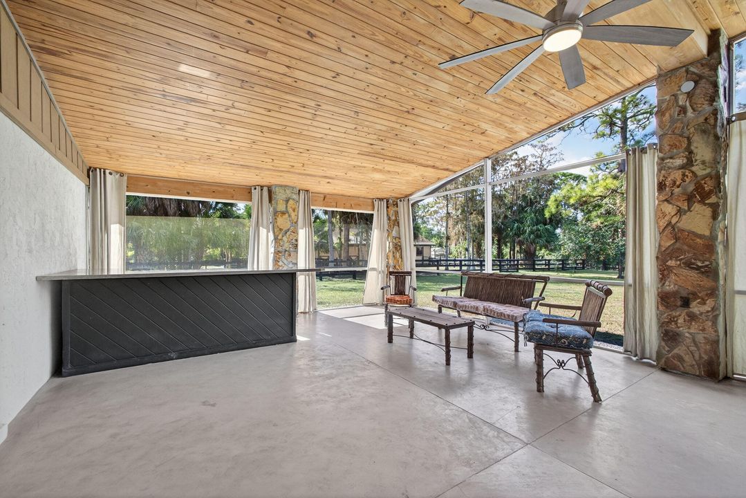 Под контрактом: $1,350,000 (3 спален, 2 ванн, 2240 Квадратных фут)