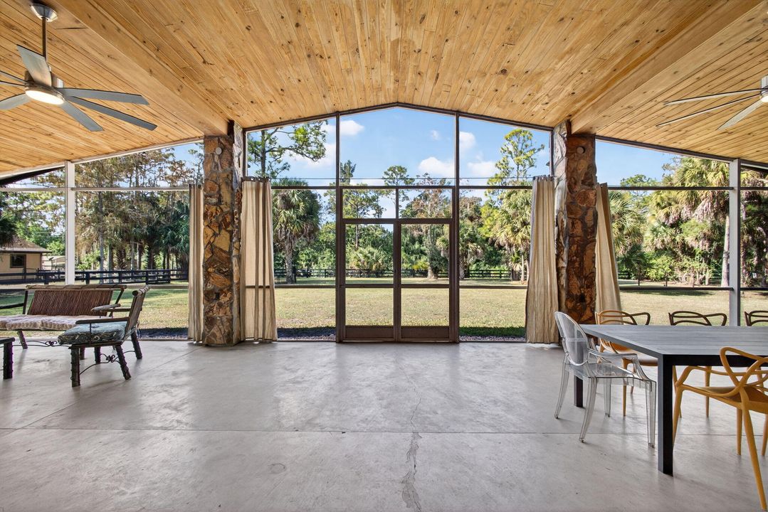 Под контрактом: $1,350,000 (3 спален, 2 ванн, 2240 Квадратных фут)