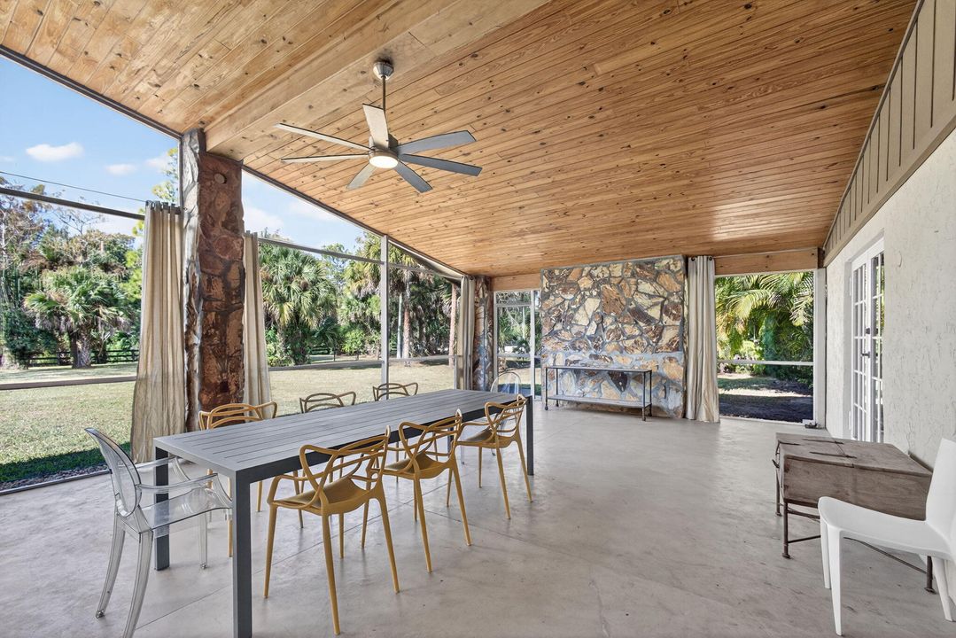 Под контрактом: $1,350,000 (3 спален, 2 ванн, 2240 Квадратных фут)