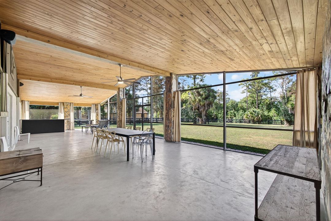 Под контрактом: $1,350,000 (3 спален, 2 ванн, 2240 Квадратных фут)