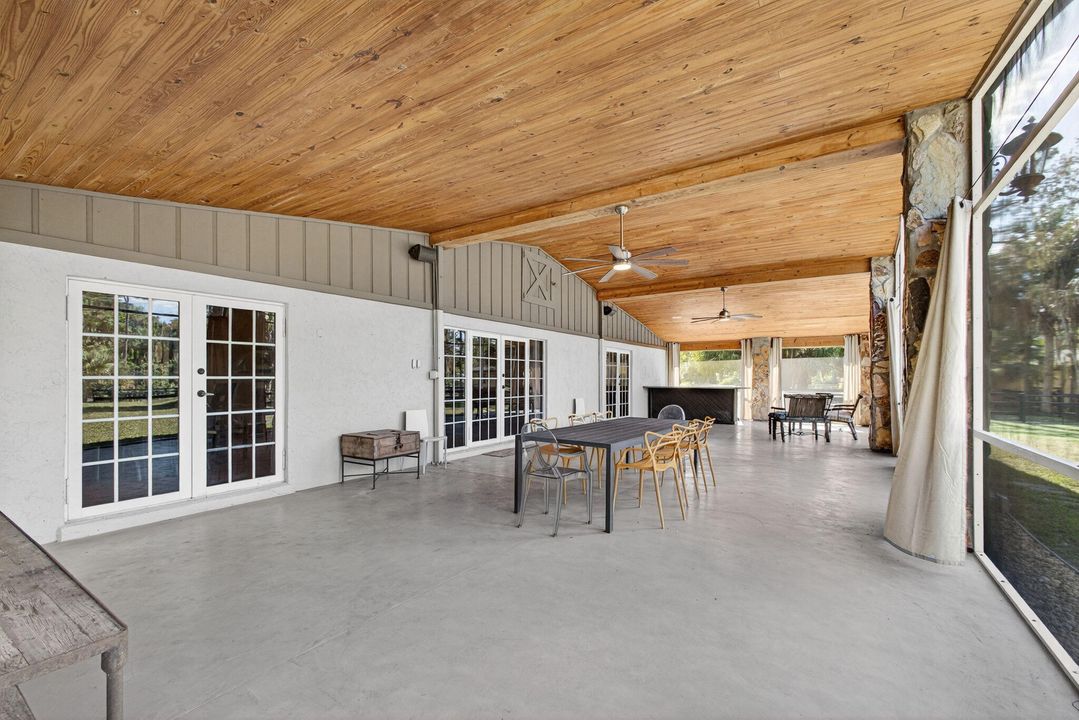 Под контрактом: $1,350,000 (3 спален, 2 ванн, 2240 Квадратных фут)