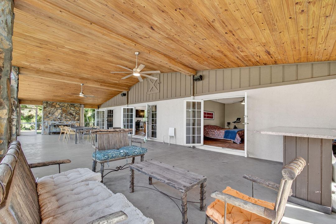 Под контрактом: $1,350,000 (3 спален, 2 ванн, 2240 Квадратных фут)