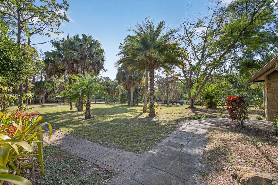 Под контрактом: $1,350,000 (3 спален, 2 ванн, 2240 Квадратных фут)