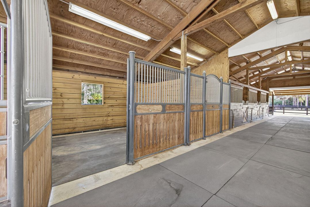 Под контрактом: $1,350,000 (3 спален, 2 ванн, 2240 Квадратных фут)