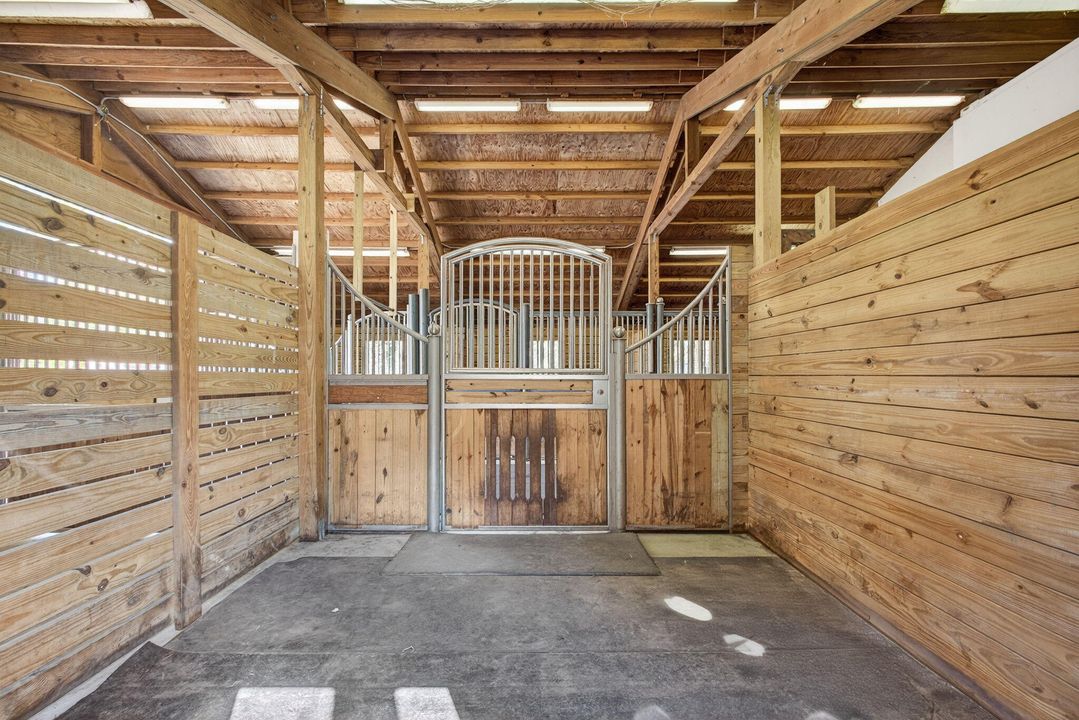 Под контрактом: $1,350,000 (3 спален, 2 ванн, 2240 Квадратных фут)