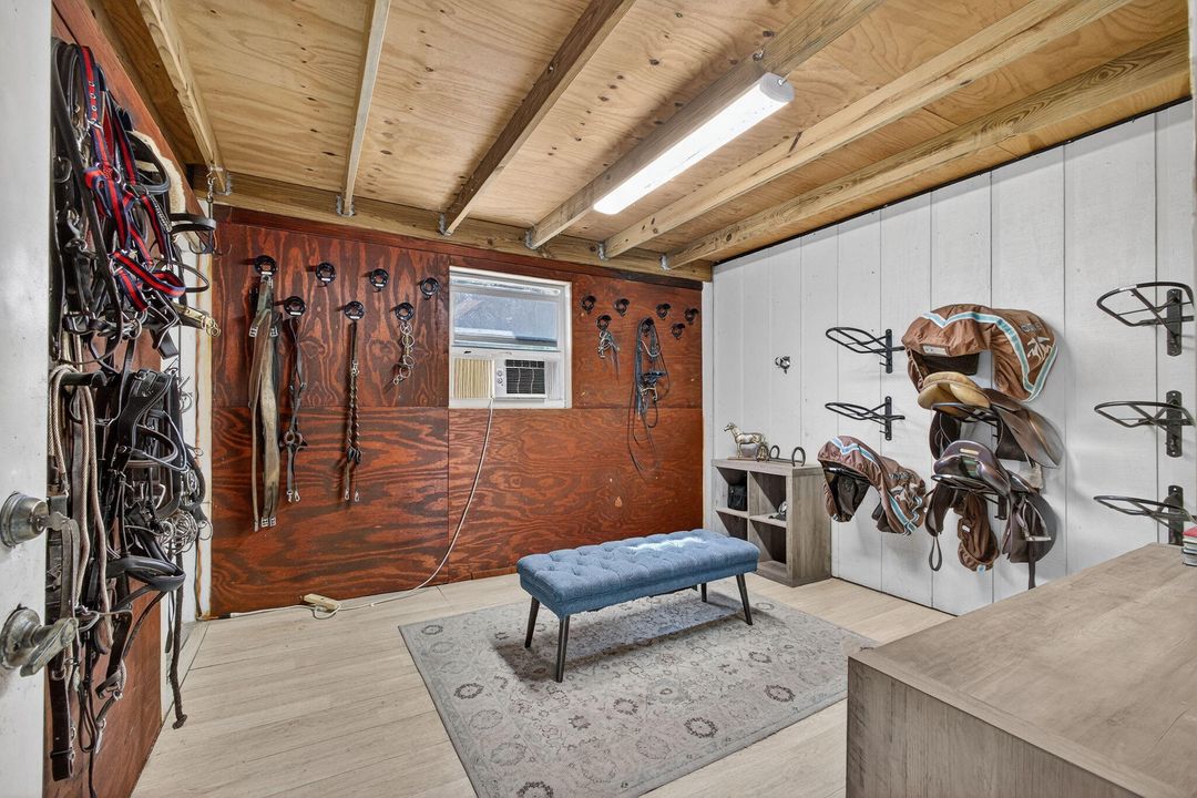 Под контрактом: $1,350,000 (3 спален, 2 ванн, 2240 Квадратных фут)