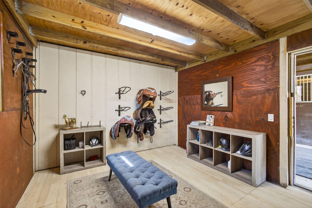 Под контрактом: $1,350,000 (3 спален, 2 ванн, 2240 Квадратных фут)