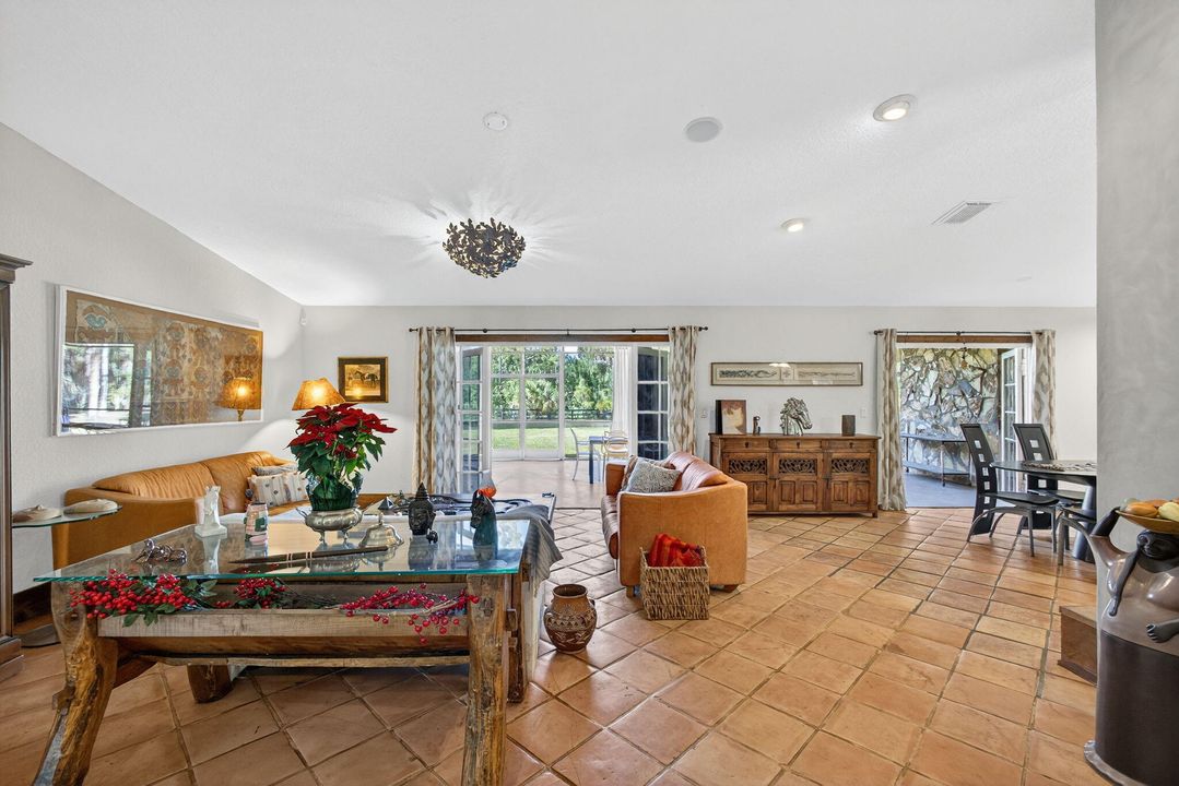 Под контрактом: $1,350,000 (3 спален, 2 ванн, 2240 Квадратных фут)