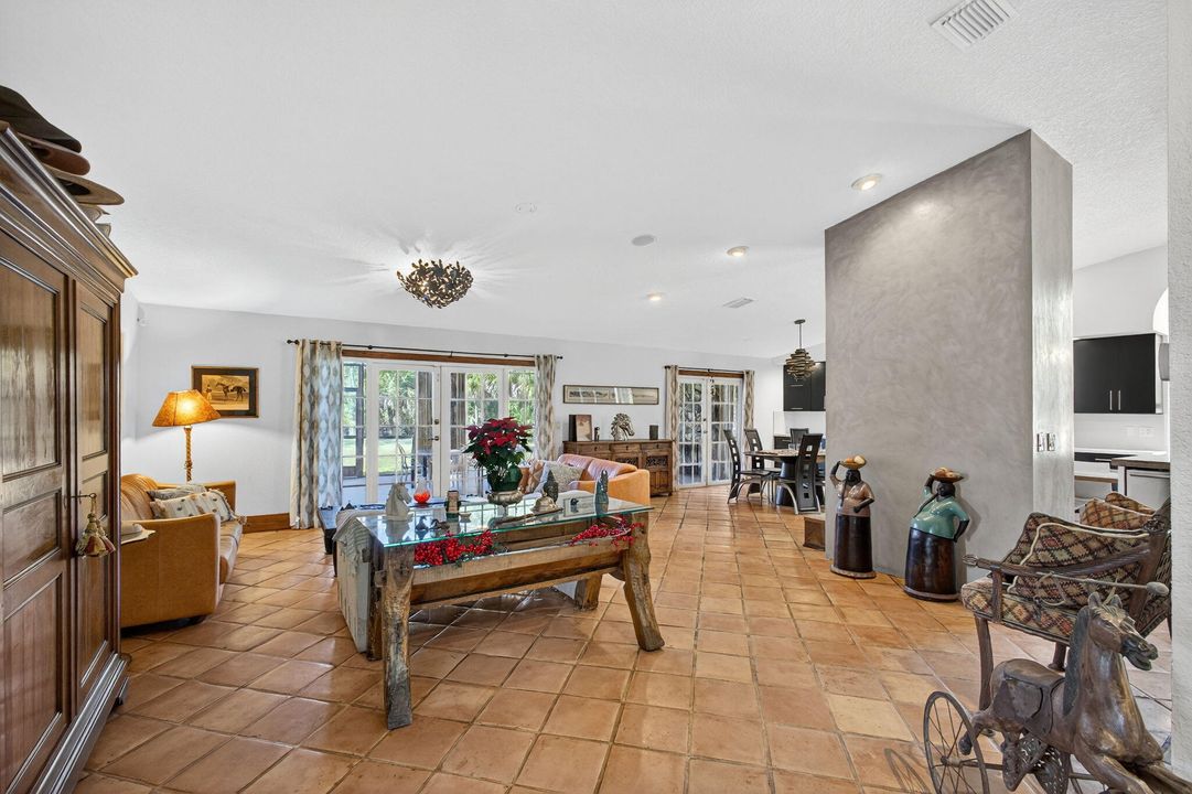 Под контрактом: $1,350,000 (3 спален, 2 ванн, 2240 Квадратных фут)