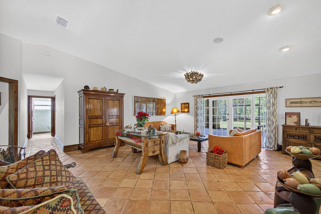 Под контрактом: $1,350,000 (3 спален, 2 ванн, 2240 Квадратных фут)