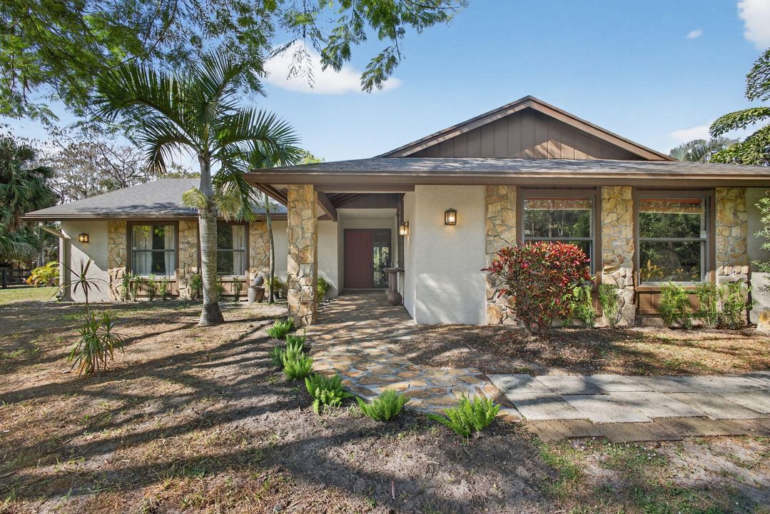 Под контрактом: $1,350,000 (3 спален, 2 ванн, 2240 Квадратных фут)