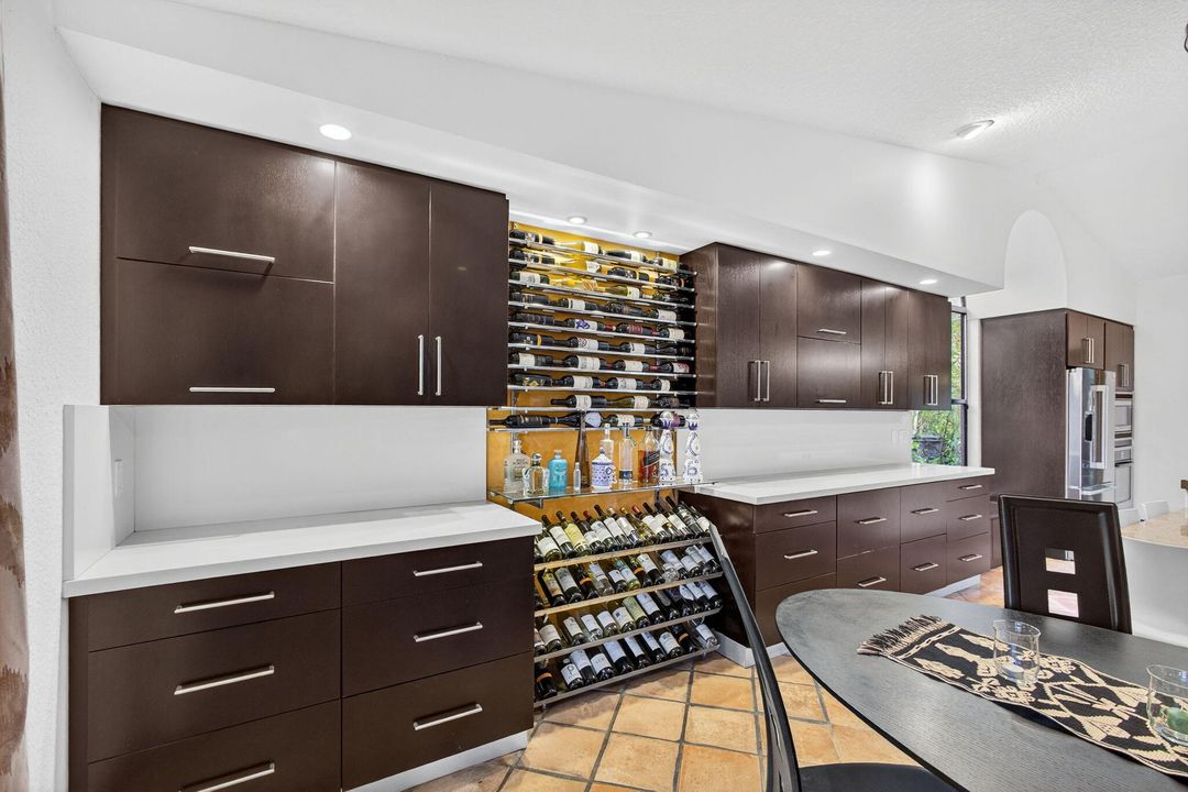 Под контрактом: $1,350,000 (3 спален, 2 ванн, 2240 Квадратных фут)