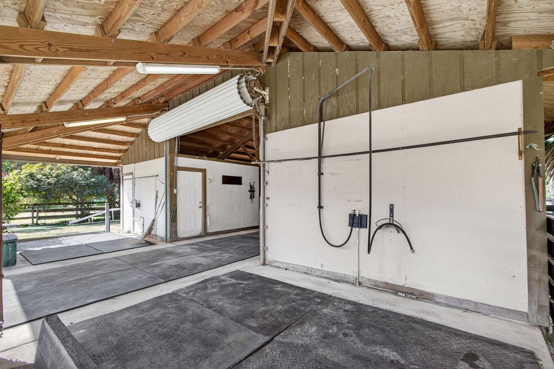 Под контрактом: $1,350,000 (3 спален, 2 ванн, 2240 Квадратных фут)