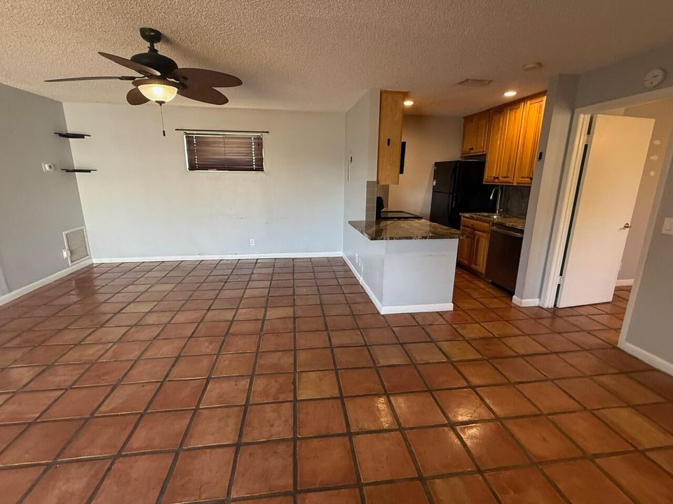 For Sale: $169,500 (2 beds, 2 baths, 863 Square Feet)