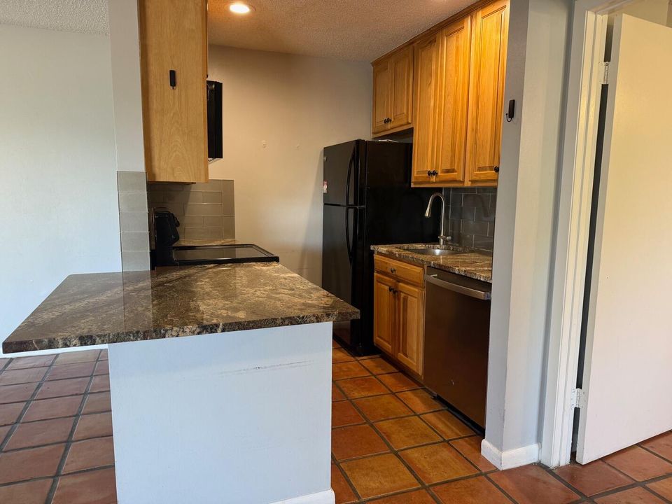 For Sale: $169,500 (2 beds, 2 baths, 863 Square Feet)
